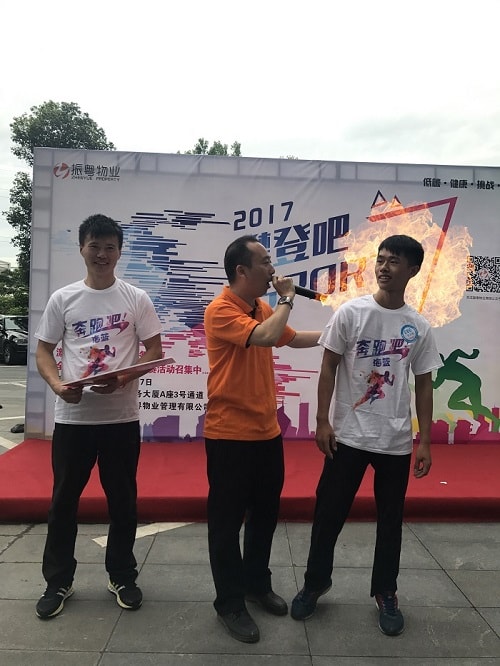 主持人采访海蓝机电员工